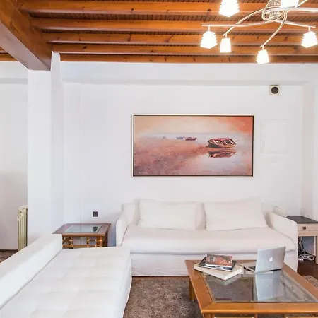 Luxury Traditional Three-bedroom House *