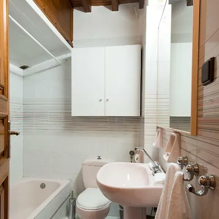 Luxury Traditional Three-bedroom House Guest house