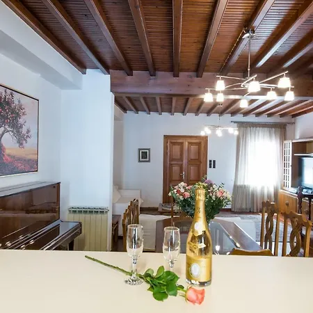 Luxury Traditional Three-bedroom House