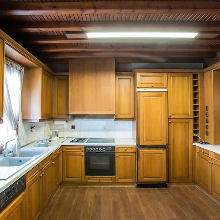 Luxury Traditional Three-bedroom House Affittacamere